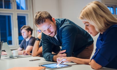 Mand og kvinde kigger på ipad