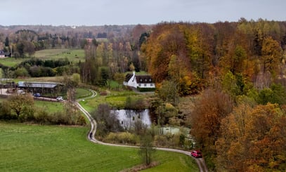 Hus ved skov og sø