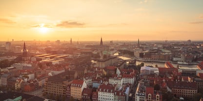 Udsigt over Københavns tage i solopgang