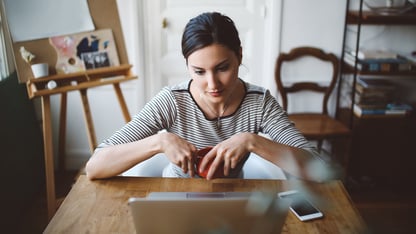 Kvinder sidder med computer og kaffekop