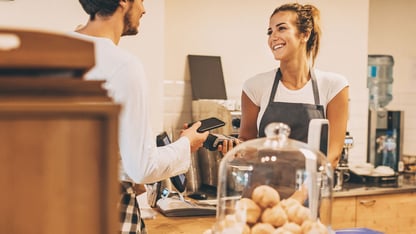 Ekspedient på cafe