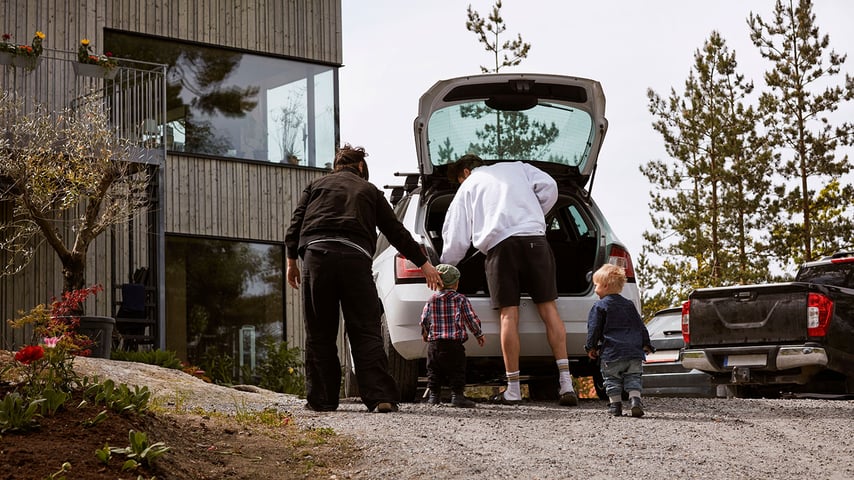 Familie pakker bilen