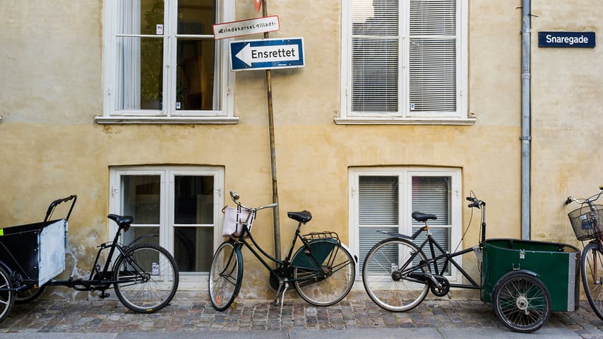 Gul bolig med cykler foran