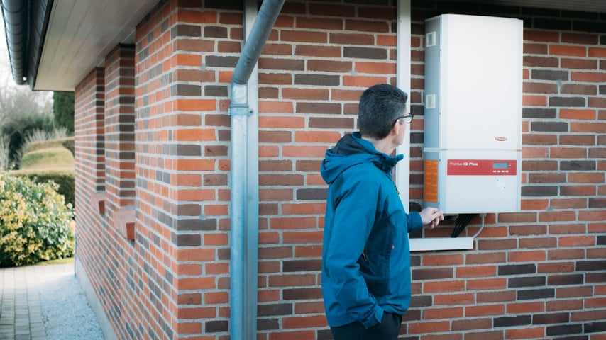 Mand tjekker elskab til solceller