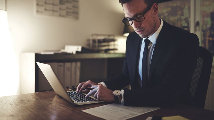 Man arbejder på computer om aften