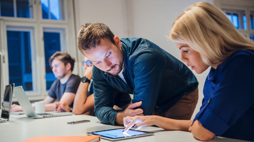 Mand og kvinde kigger på ipad