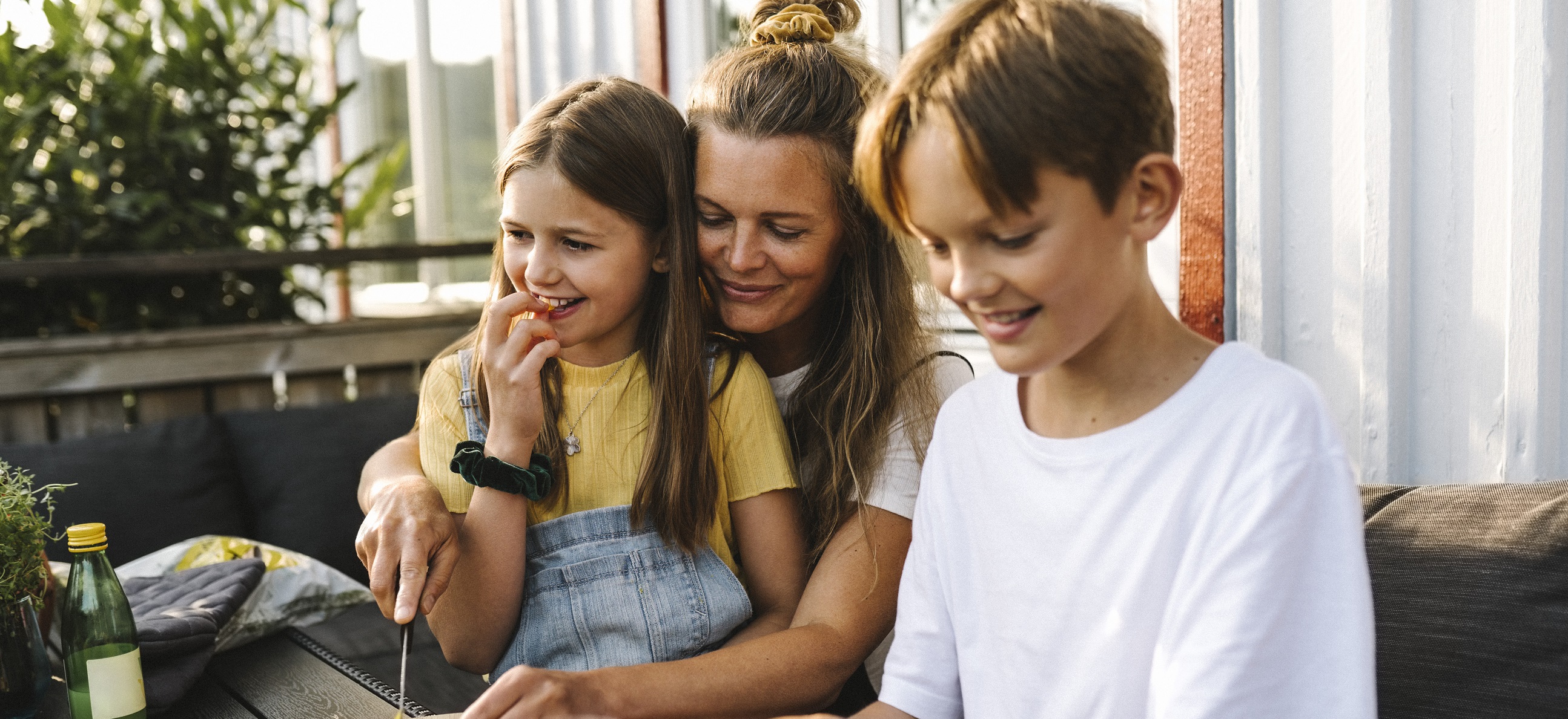 Familie sidder på terrasse